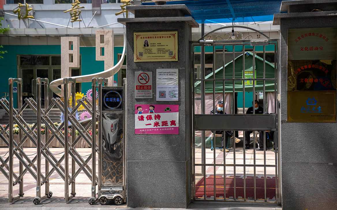 Власти Пекина закрыли школы и детские сады из-за вспышки COVID-19