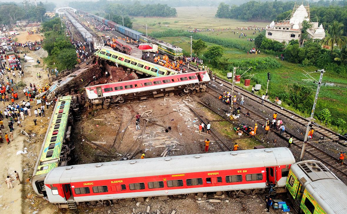 При столкновении поездов в Индии погибли 288 человек
