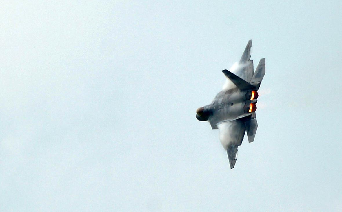 Пентагон угрозой России объяснил отправку F-22 на Ближний Восток"/>














