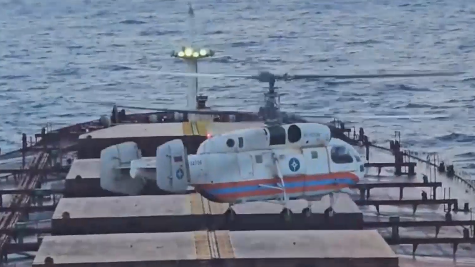 МЧС эвакуировало пострадавшего на судне в Черном море на вертолете