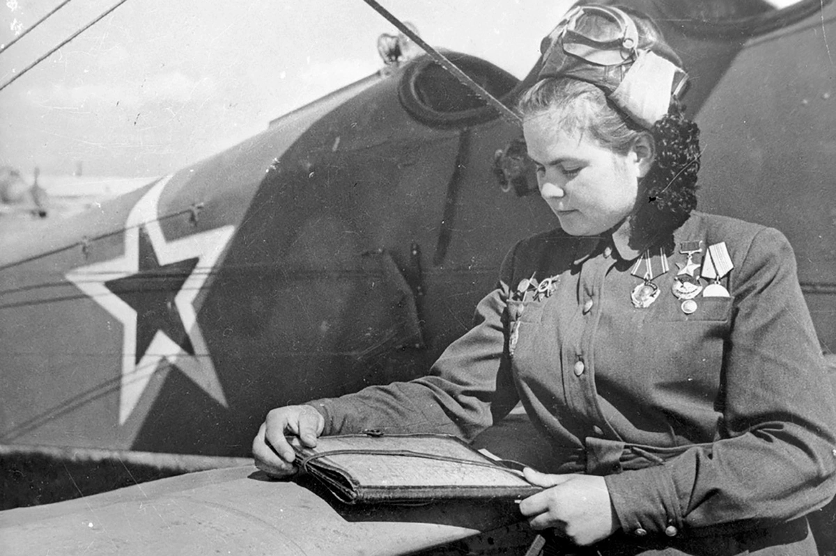 Екатерина Рябова у борта самолета У-2
