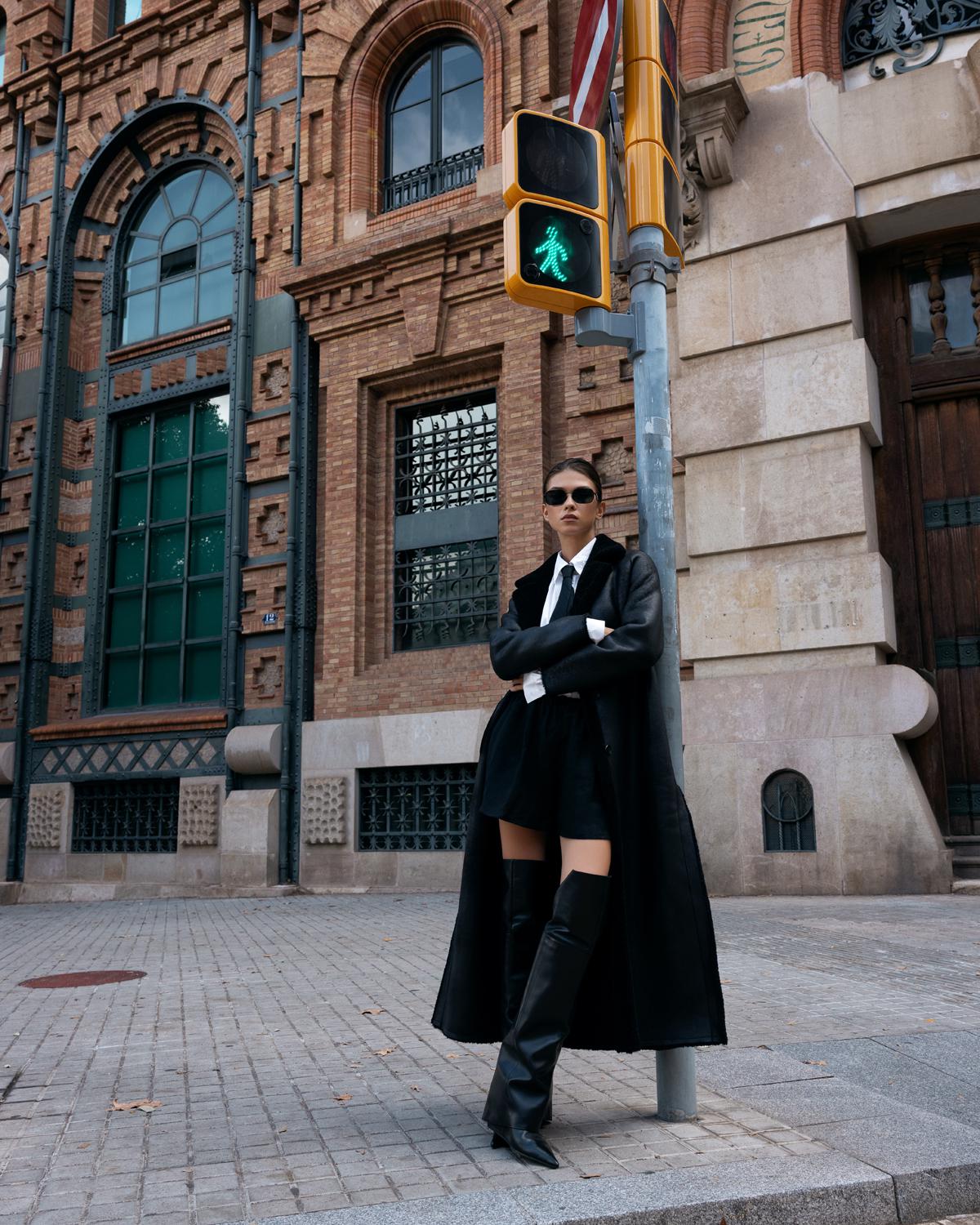 Пальто Forte dei Marmi Couture, рубашка Diesel, шорты Maurizio, очки Prada, ботфорты Vic Matie