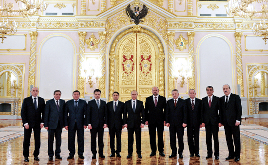 Президент России Владимир Путин (в центре) после заседания Государственного совета РФ по вопросам развития малого и среднего предпринимательства