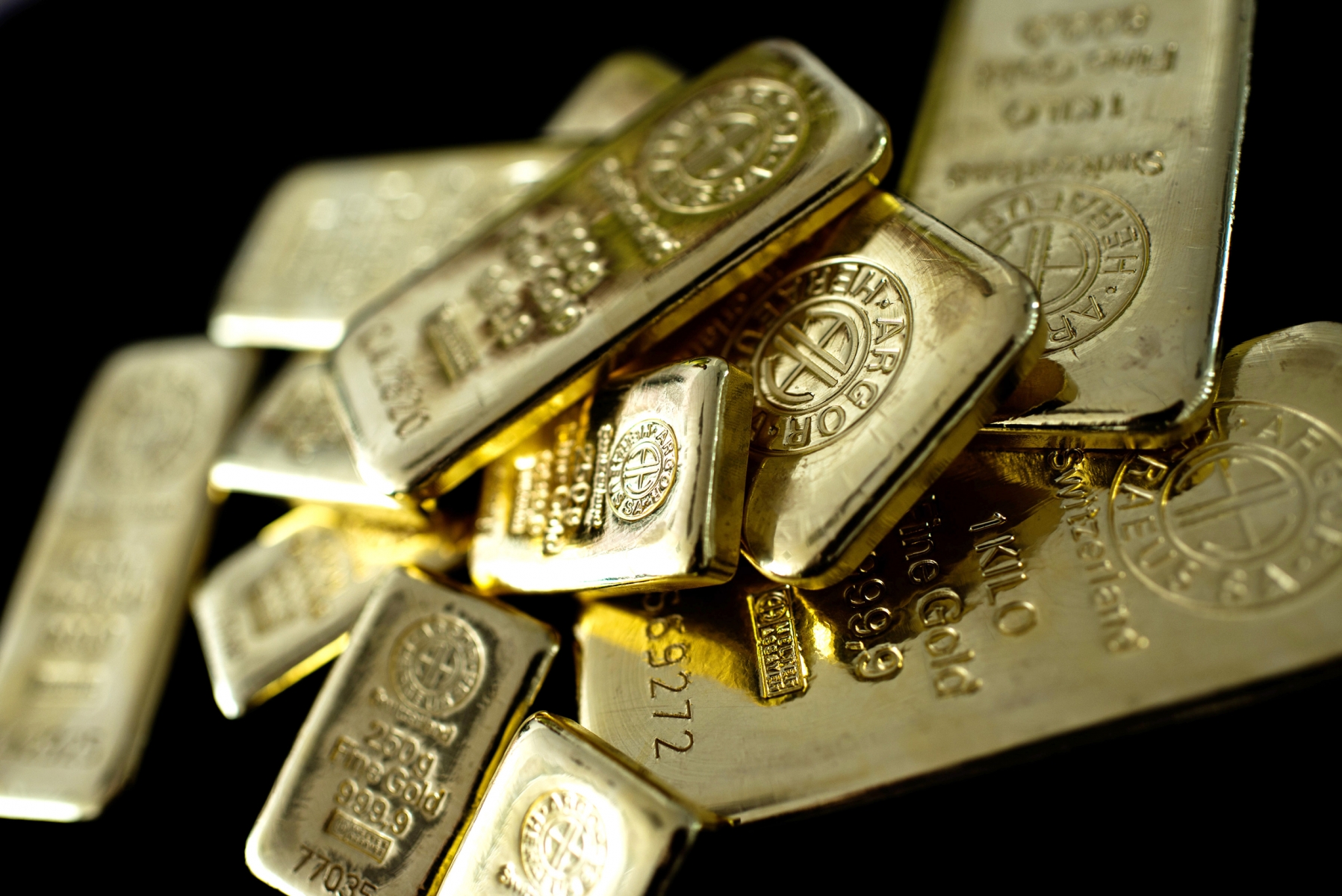 Почему золото стоит так дорого?