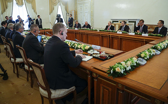 Владимир Путин (четвертый слева) на&nbsp;встрече ​с главными редакторами международных информационных агентств