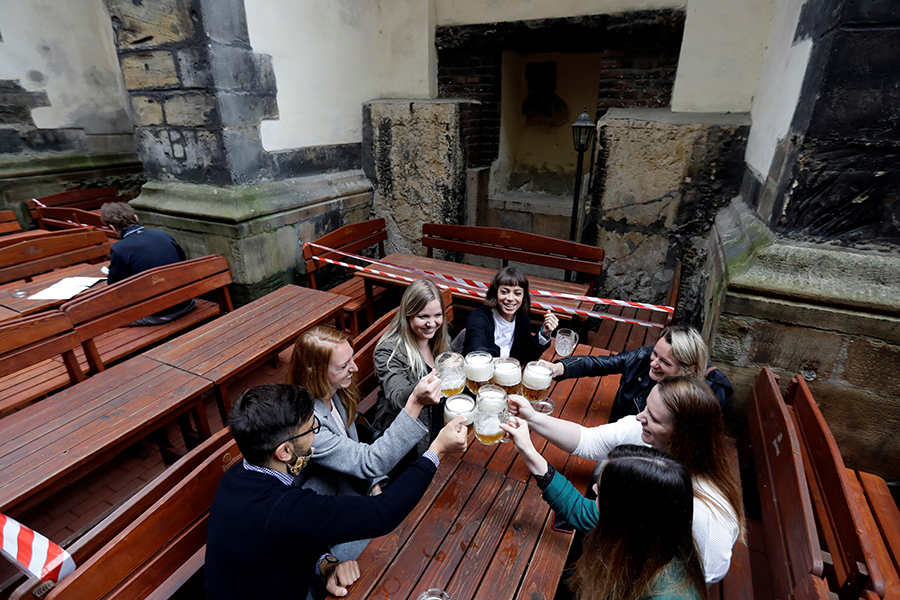 Власти Чехии разрешили ресторанам открыть летние веранды

На фото:  посетители пивной&nbsp;в Праге
