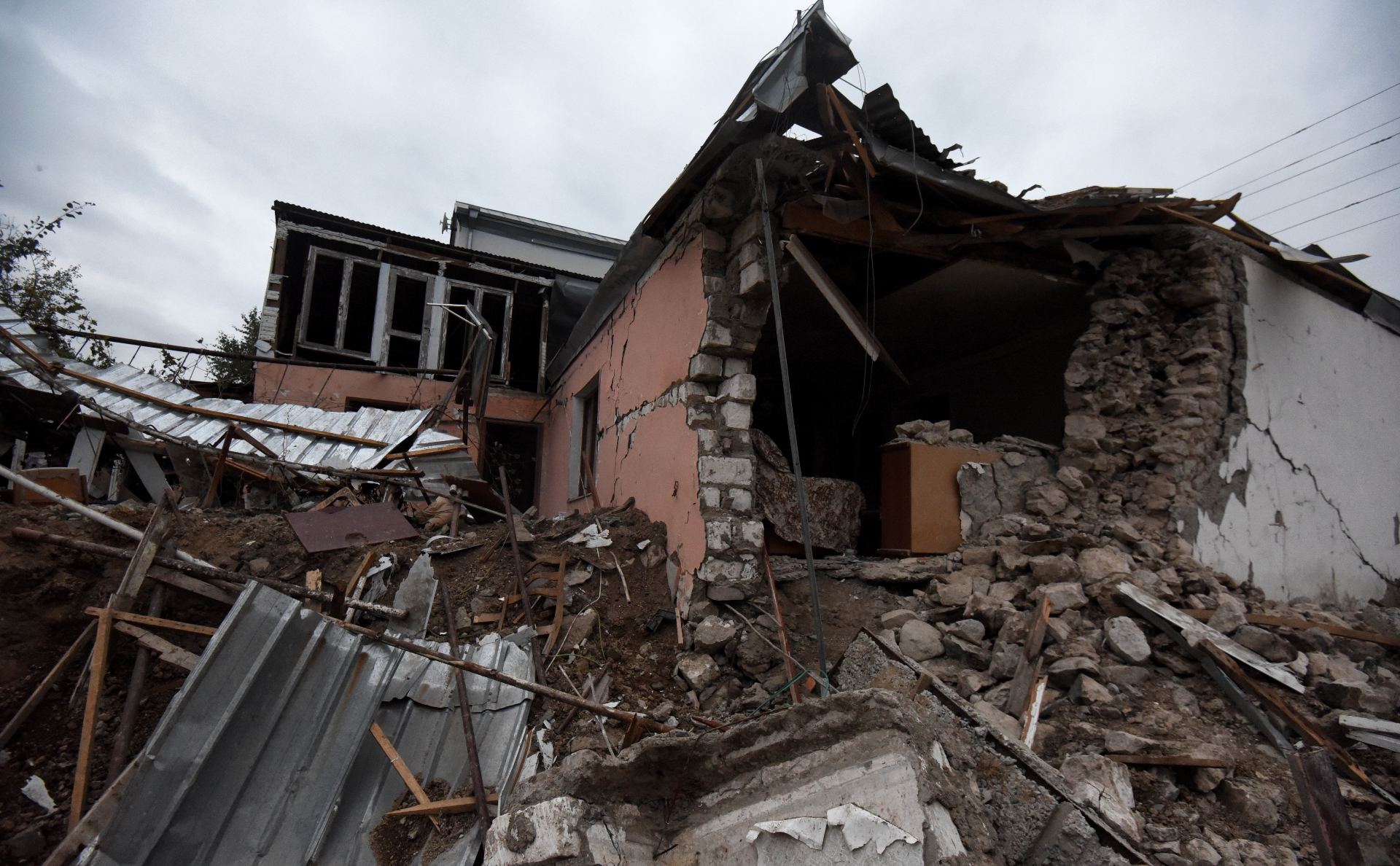 Дом в Степанакерте, разрушенный в результате обстрелов