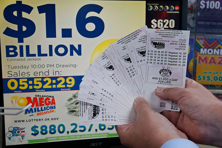 Покупатель билета еще одной популярной американской лотереи, Mega Millions, в 2018 году сорвал куш чуть больше $1,5 млрд. Он пожелал остаться анонимным, но организаторы&nbsp;отметили, что это житель Южной Каролины (билет тоже был куплен в этом штате). Победитель решил забрать выигрыш одним платежом&nbsp;&mdash; это почти $878 млн.

Этот выигрыш пока остается рекордным для лотереи MegaMillions.