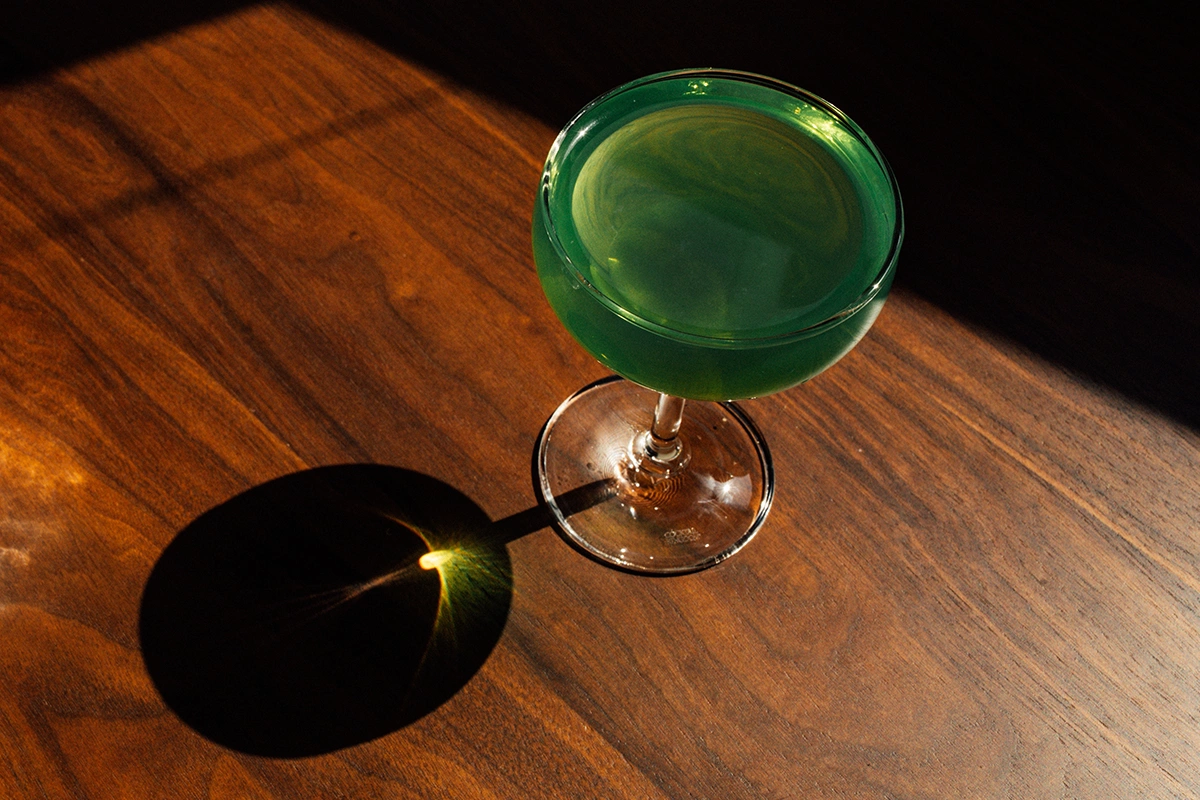 Коктейль «Зеленая фея» готовится на основе абсента, который имеет довольно высокий градус — от 50 до эктремальных 89% алкоголя