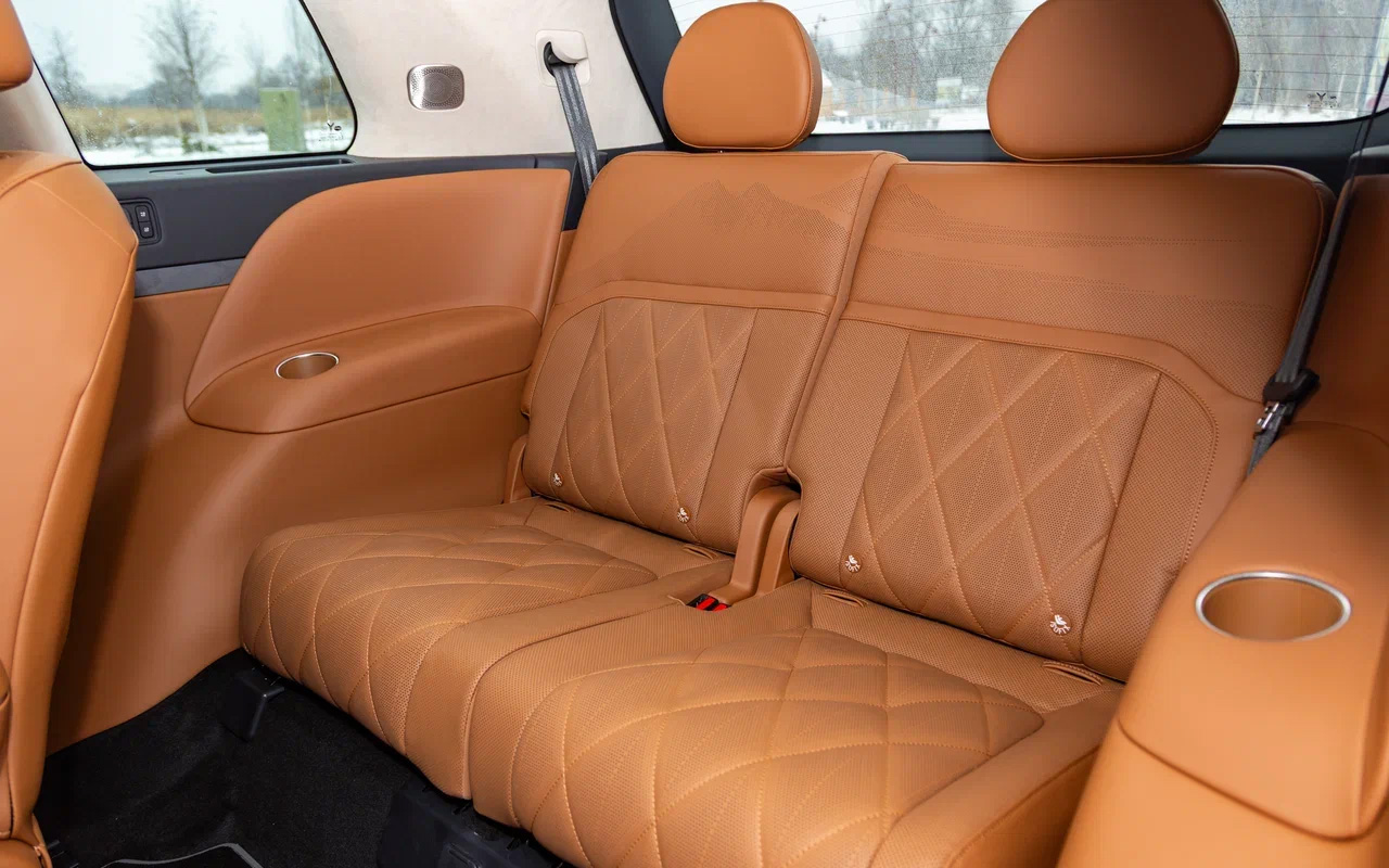 На третьем ряду в Voyah Taishan не тесно, но забраться на него сможет не каждый взрослый: проход &mdash; между кресел второго ряда