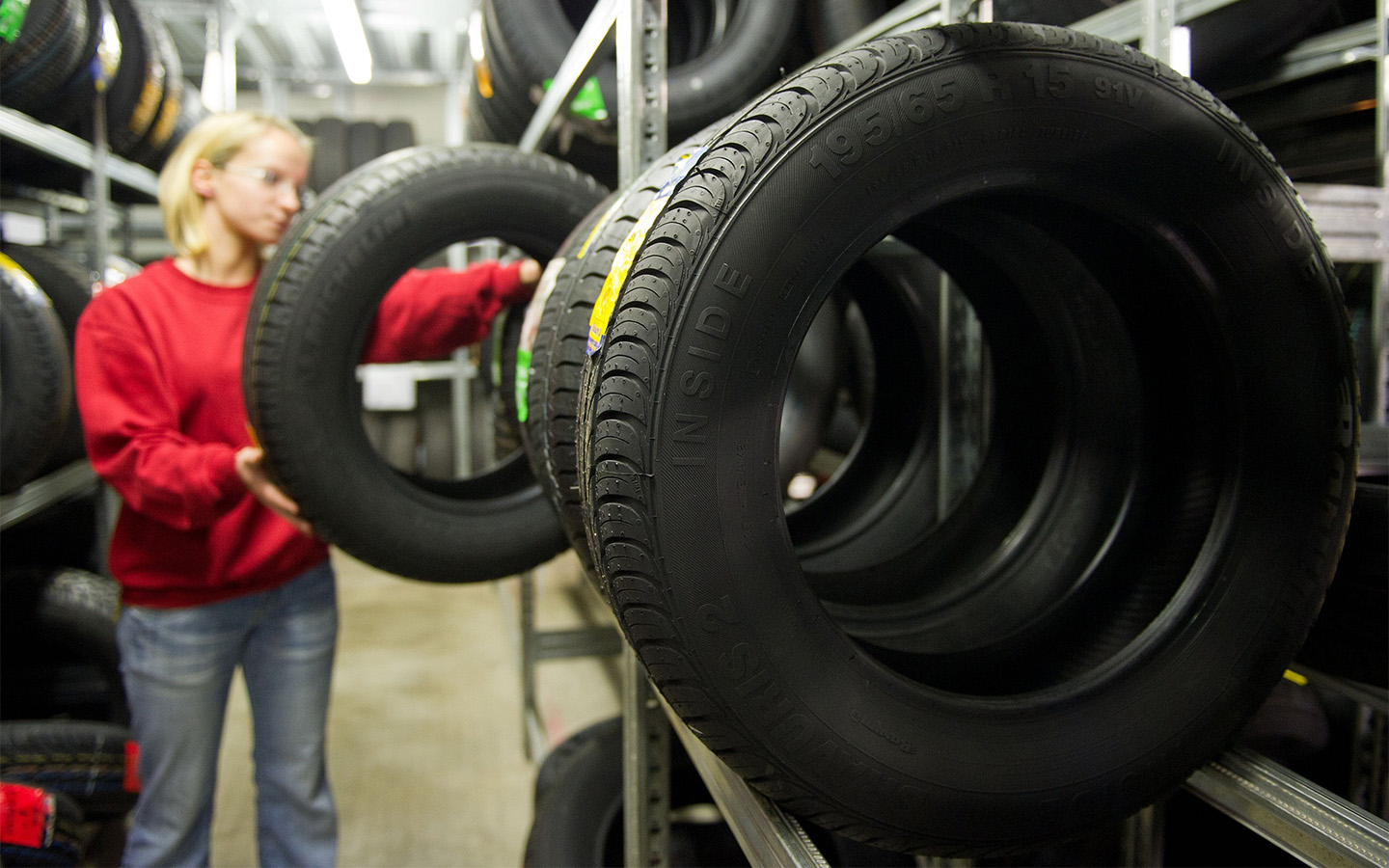 Среди преимуществ всесезонных шин можно отметить только возможность сэкономить и приобрести один комплект вместо двух, пожертвовав при этом рядом характеристик