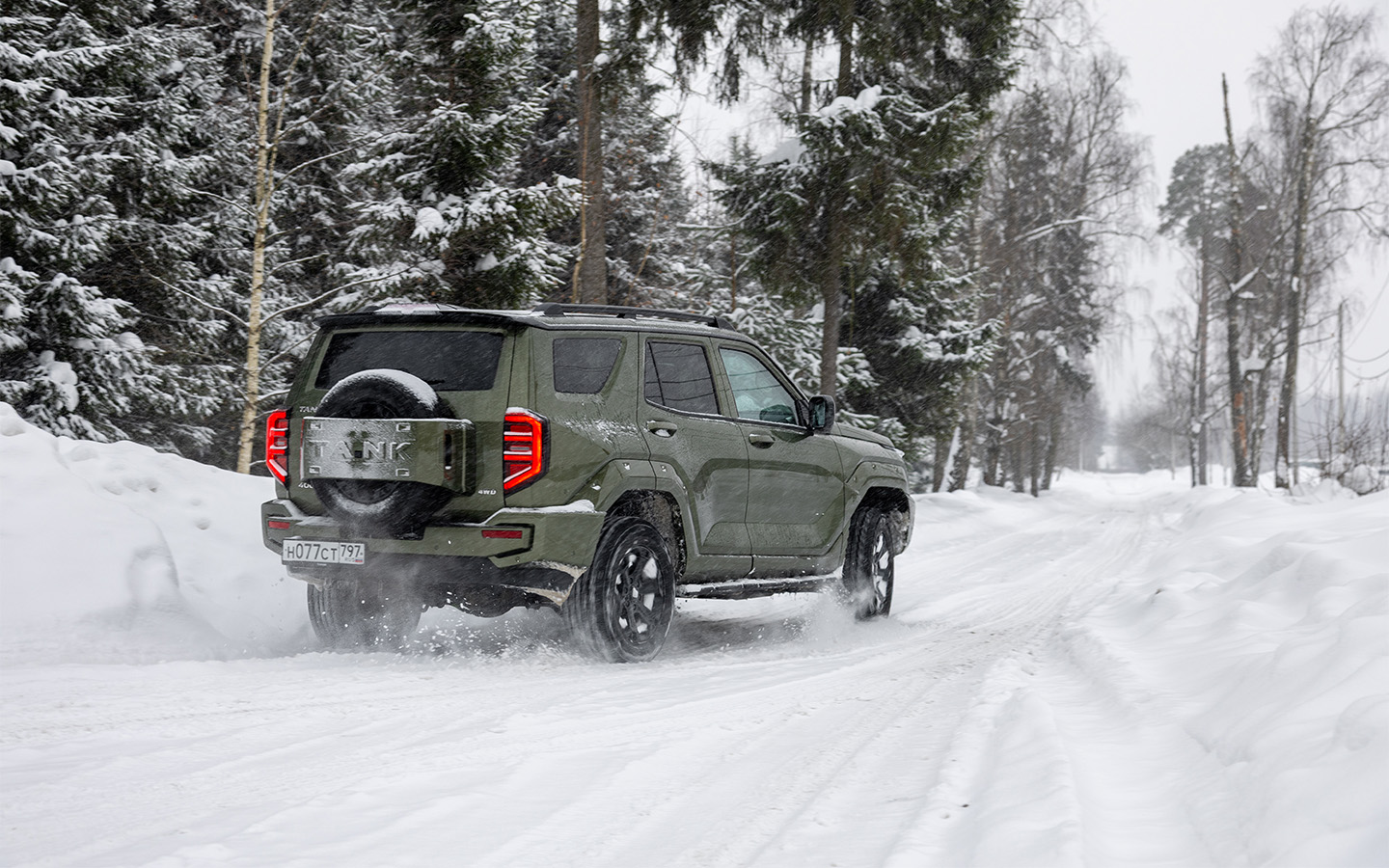 Запасное колесо на задней дверце Tank 400&nbsp;&mdash; и плюс, и минус: не занимает место в багажнике, но поднимает центр тяжести и утяжеляет заднюю дверь