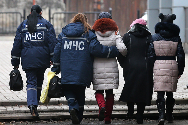 Сотрудники МЧС ДНР оказывают помощь родственникам пострадавших шахтеров