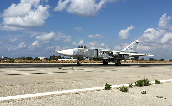 Фронтовой бомбардировщик Су-24 взлетает с&nbsp;авиабазы Хмеймим в&nbsp;Сирии
