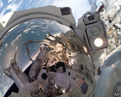 Российский и американский космонавты вышли в открытый космос
