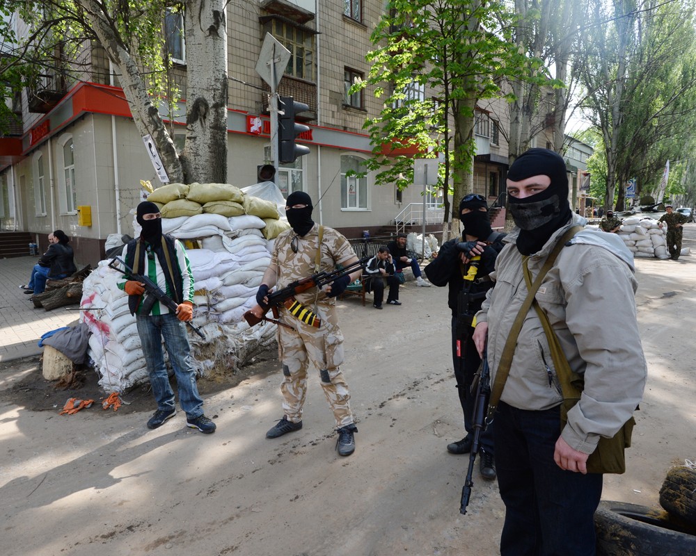 Бойцы народного ополчения на блокпосту на одной из улиц Славянска
