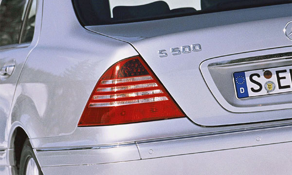 Mercedes-Benz настаивает на использовании мигающих стоп-сигналов