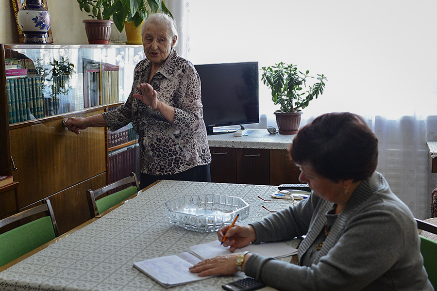 Социальный работник в квартире ветерана Великой Отечественной войны


