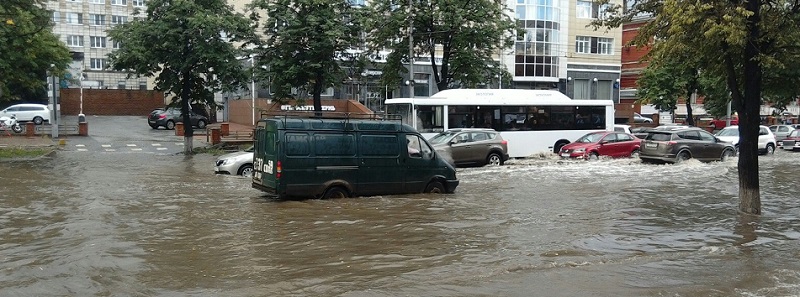 В минувшие выходные улицы Перми затопило после ливня.