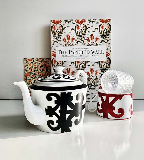 Чайник и чайная пара Balcon du Guadalquivir, Hermes
Подсвечник Mossi, Lalique, салоны Gallery Royal