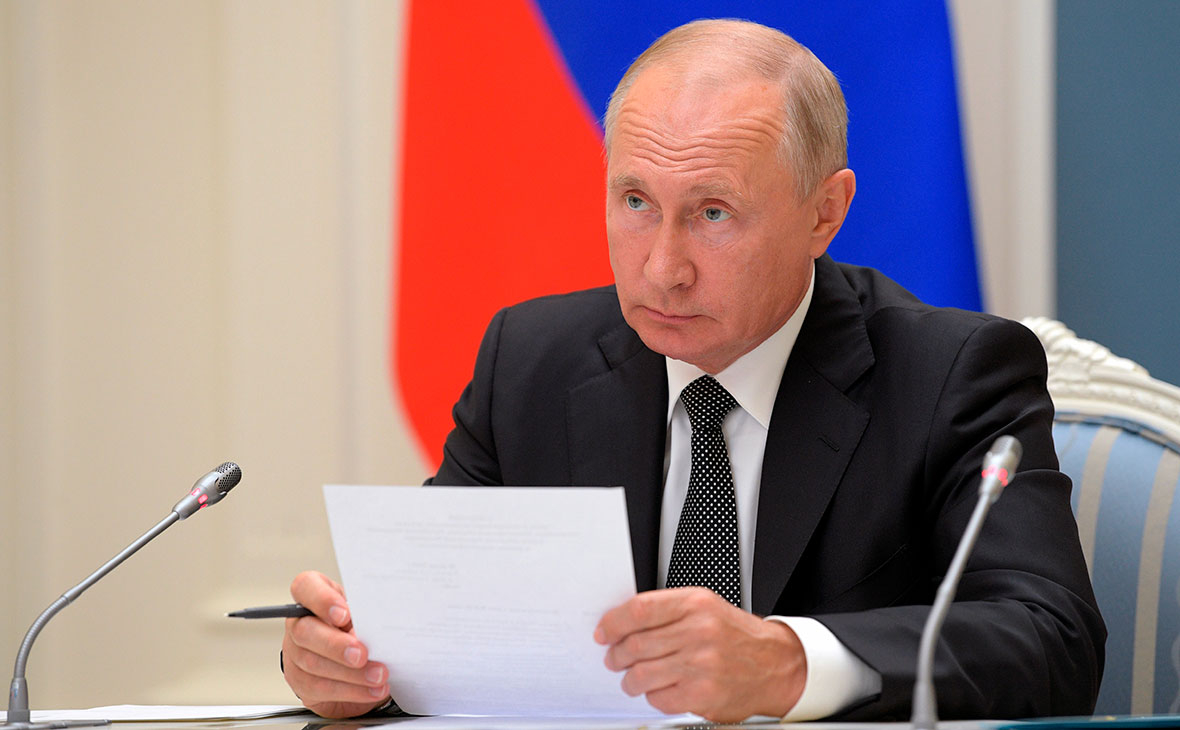 Путин увеличил зарплаты госчиновников, генпрокурора и главы СК на 3%