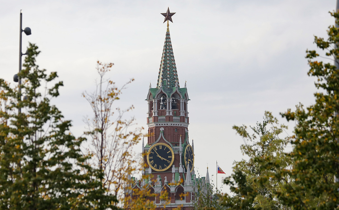 Вид на Спасскую башню Московского кремля