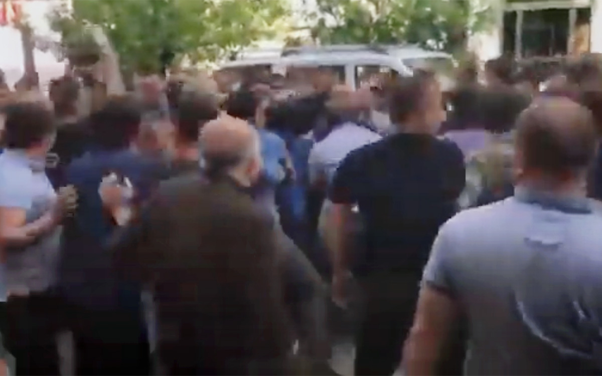 Пашиняна встретили протестами во время поездки на юг Армении
