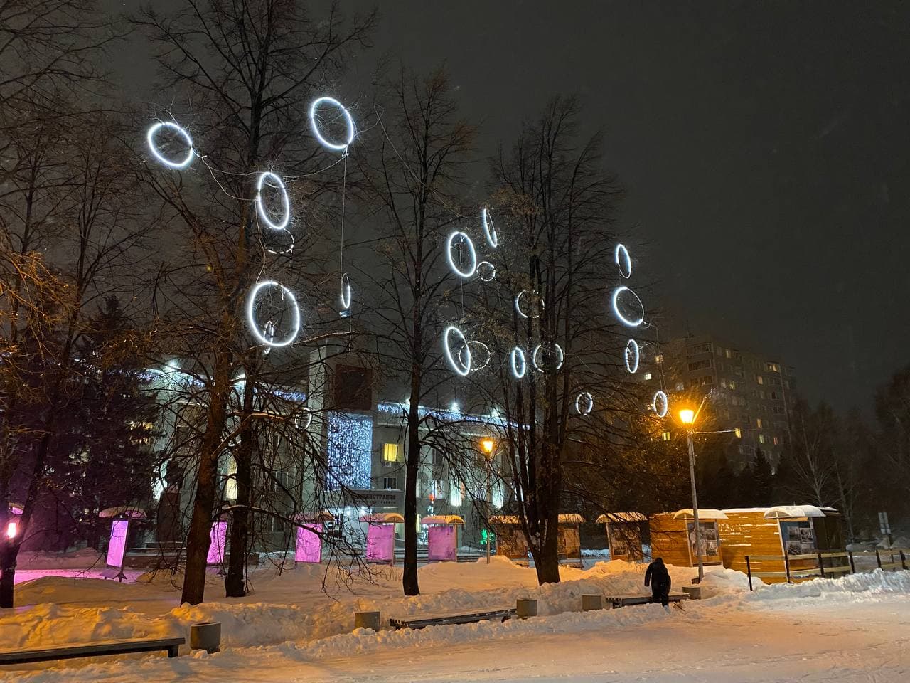 На площади Кирова перед зданием районной администрации играет новогодняя музыка