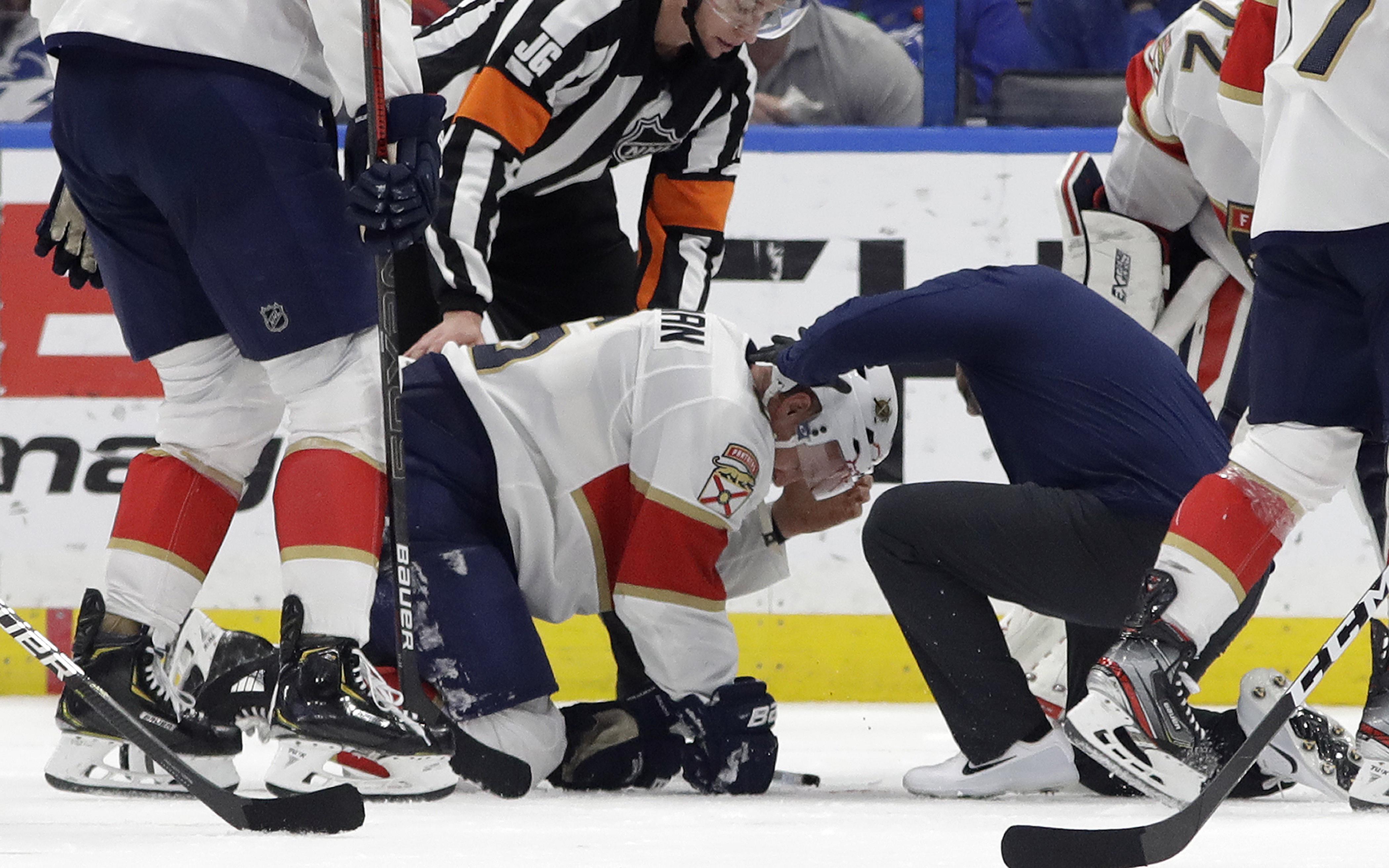 Игрок &laquo;Флорида Пантерз&raquo; Антон Стральман не смог подняться после травмы головы в матче НХЛ