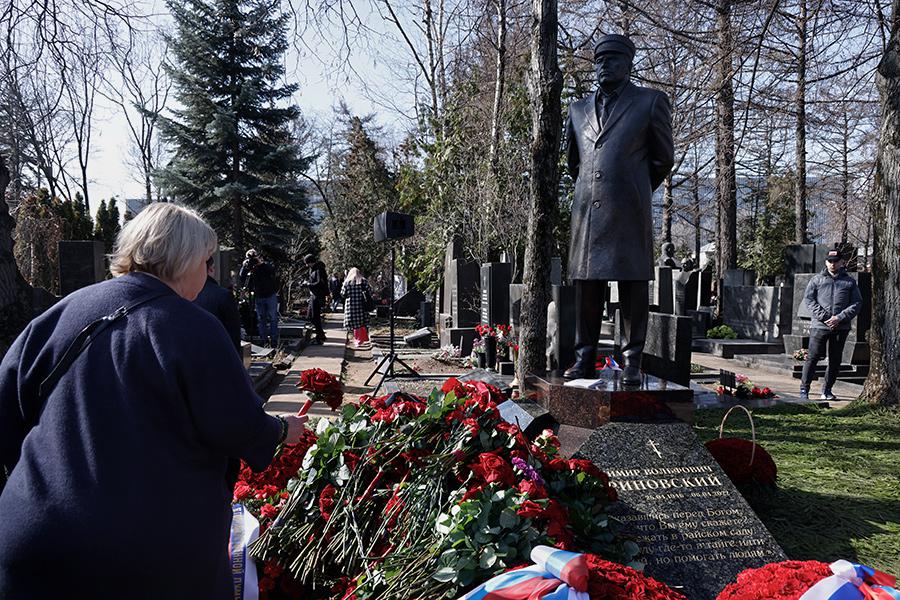 Памятник Владимиру Жириновскому на Новодевичьем кладбище на церемонии открытия в годовщину смерти политика, 2023 год