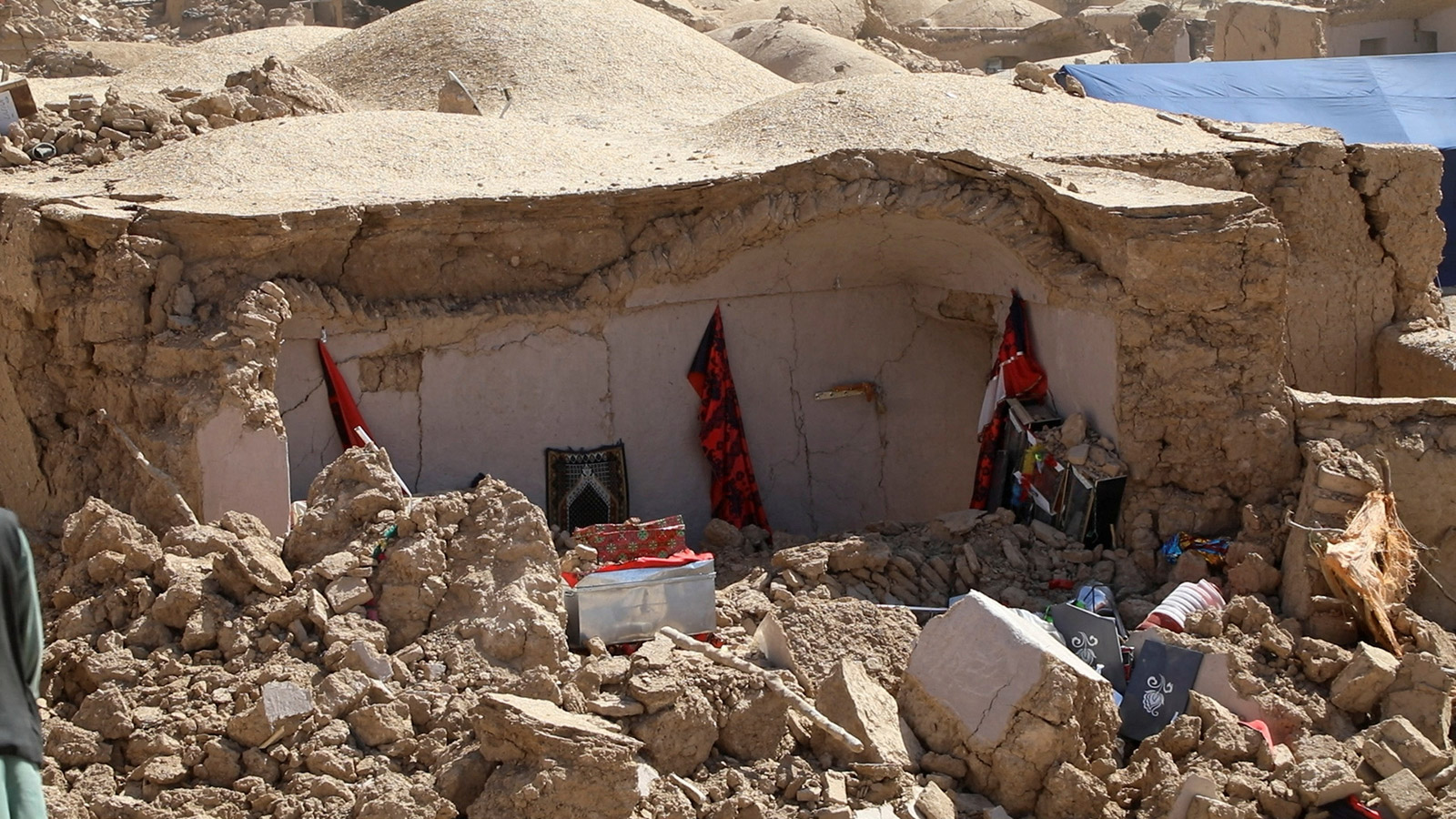 <p>Дом, разрушенный в результате мощного землетрясения в афганской провинции Герат</p>