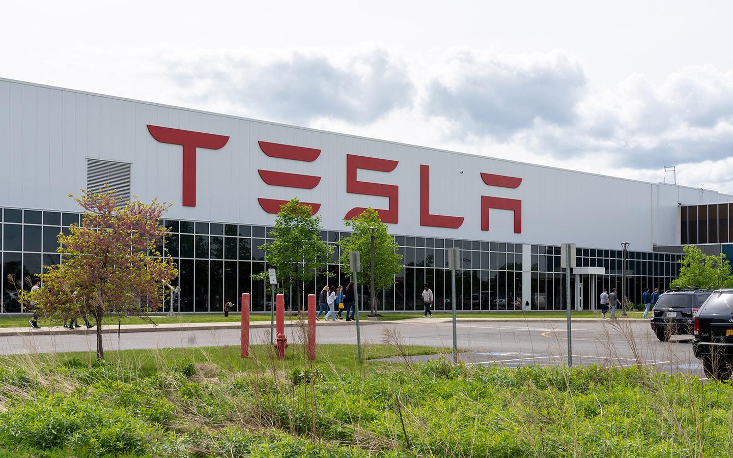 Робот Tesla «напал» на инженера автомобильного завода. Подробности  инцидента :: Autonews