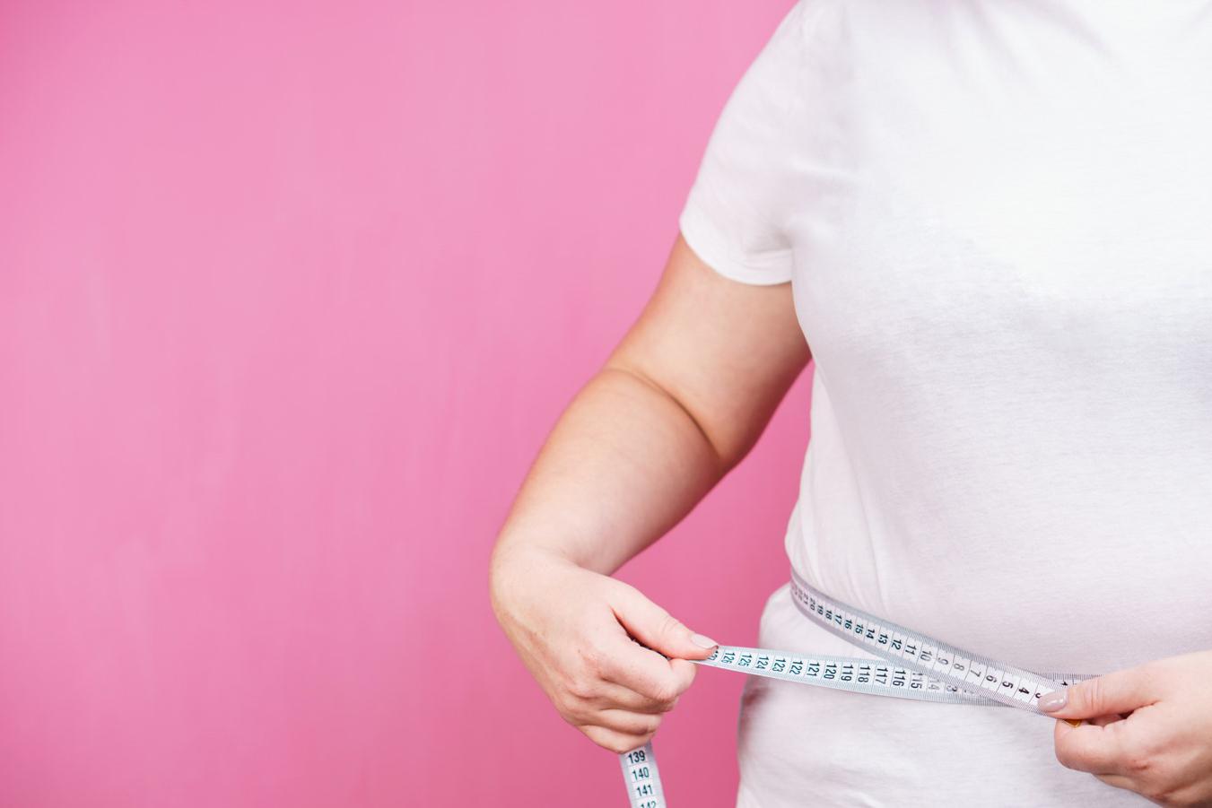 Из-за высокой калорийности и жирности сала его чрезмерное употребление может способствовать набору веса и ожирению