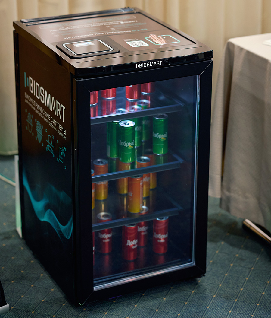 На стенде Единой биометрической системы (ЕБС) представлен биометрический холодильник от компании Biosmart, который можно открыть, приложив ладонь. Предварительно ладонь нужно отсканировать через специальное приложение&nbsp;&mdash; сам&nbsp;холодильник будет считывать венозный рисунок руки.