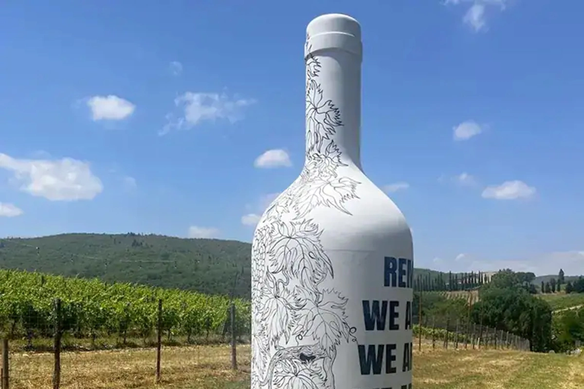 В аппелласьоне Кьянти Классико установили трехметровую бутылку, посвященную виноградникам «санджовезе»