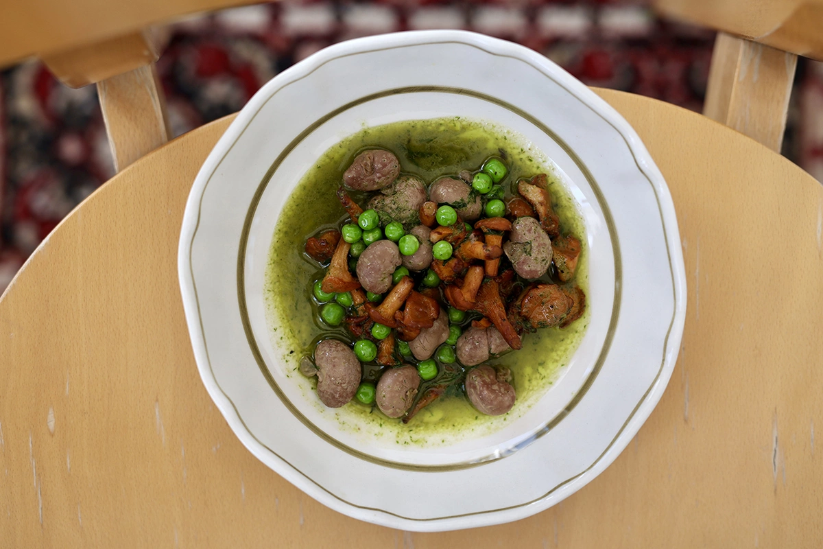 Почки кролика с лисичками и молодым горошком