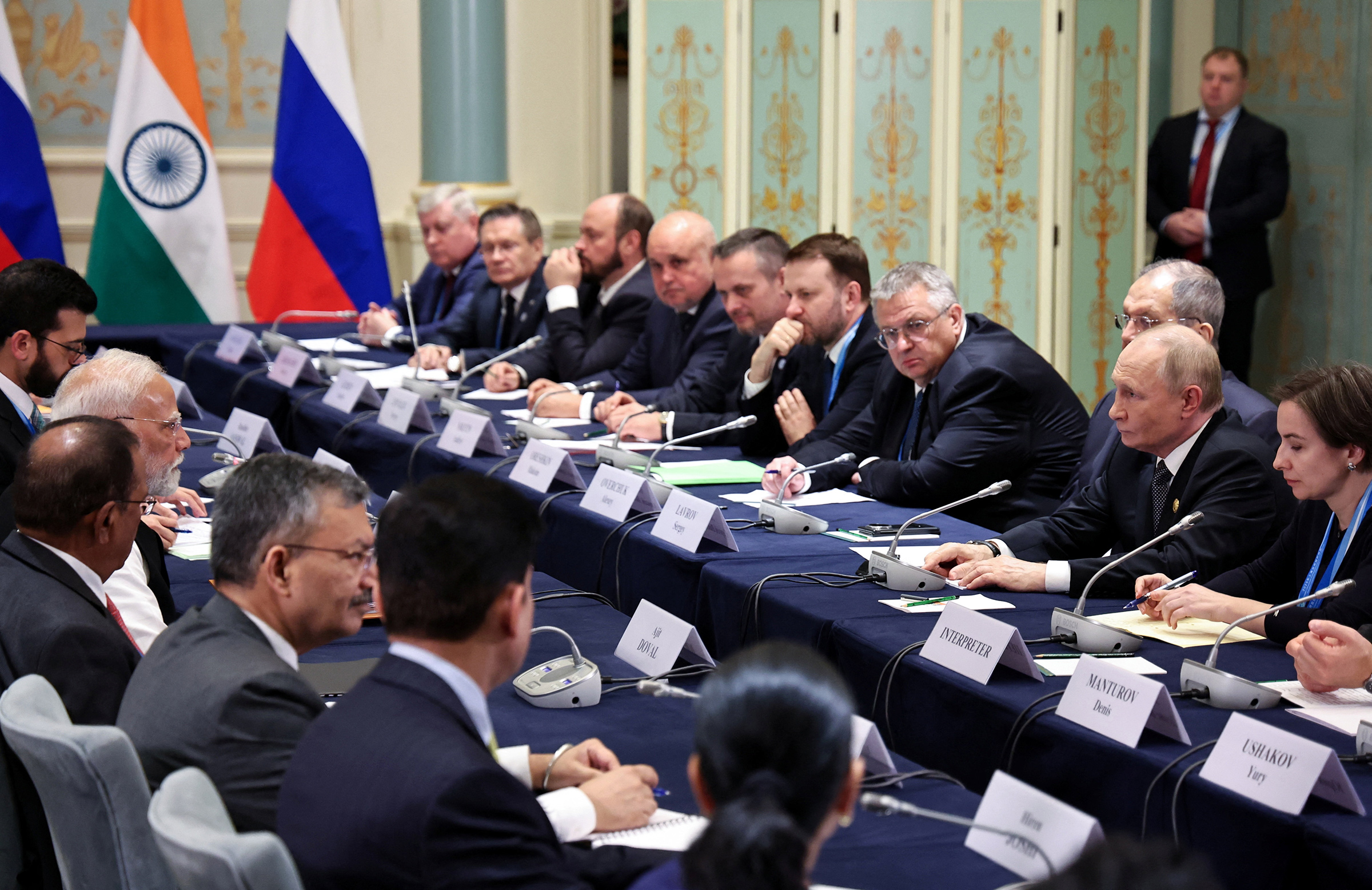 По итогам заседания лидеры ШОС приняли несколько документов. В Тяньцзиньской декларации участники ШОС выступили против односторонних принудительных мер, осудили удары Израиля и США по Ирану, а также действия, которые привели к погибшим в секторе Газа. Наконец, лидеры стран ШОС призвали беречь историческую память о героическом подвиге народов и уроках Второй мировой войны.