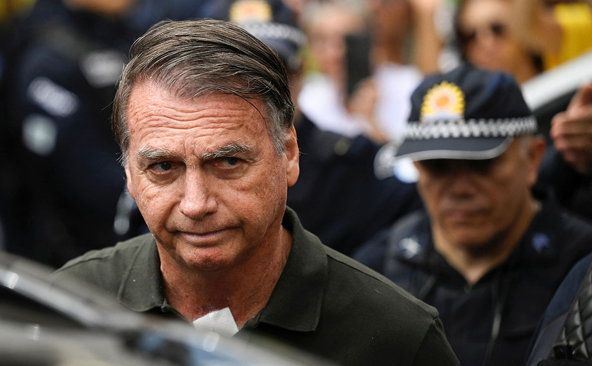 12 сентября 2025 года бывшего президента Бразилии Жаира Болсонару&nbsp;приговорили к 27 годам и трем месяцам заключения&nbsp;по обвинению в подготовке государственного переворота с целью остаться у власти после поражения на выборах в 2022 году. Он стал первым экс-президентом в истории Бразилии, осужденным за попытку свержения демократии.

Победу на выборах в 2022 году одержал действующий глава государства Лула да Силва. В январе 2023 года сторонники экс-президента, несогласные с его поражением на выборах, устроили беспорядки в крупных городах. Для разгона протестующих привлекли полицию. Болсонару&nbsp;находился в США и в поддержку своих сторонников не высказывался, но, согласно предъявленному ему обвинению, именно он и его приближенные инициировали захват правительственных зданий в Бразилиа. Согласно обвинениям Генпрокуратуры, экс-президент также знал о плане покушения на убийство Лулы да Силвы и&nbsp;вице-президента Жералду Алкмина в декабре 2022 года.