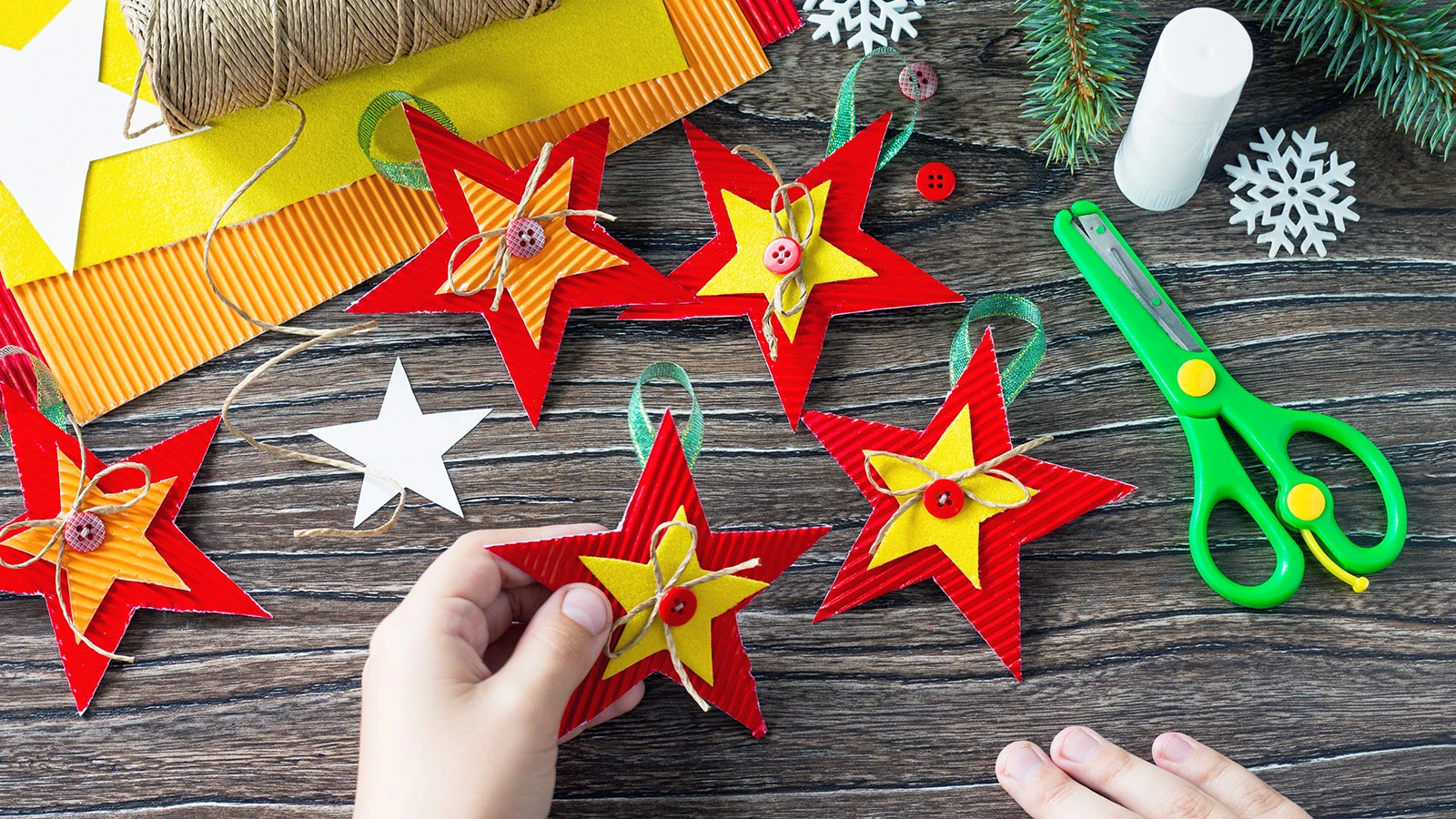 Изготовленные своими руками новогодние игрушки захочется сохранить на следующие праздники