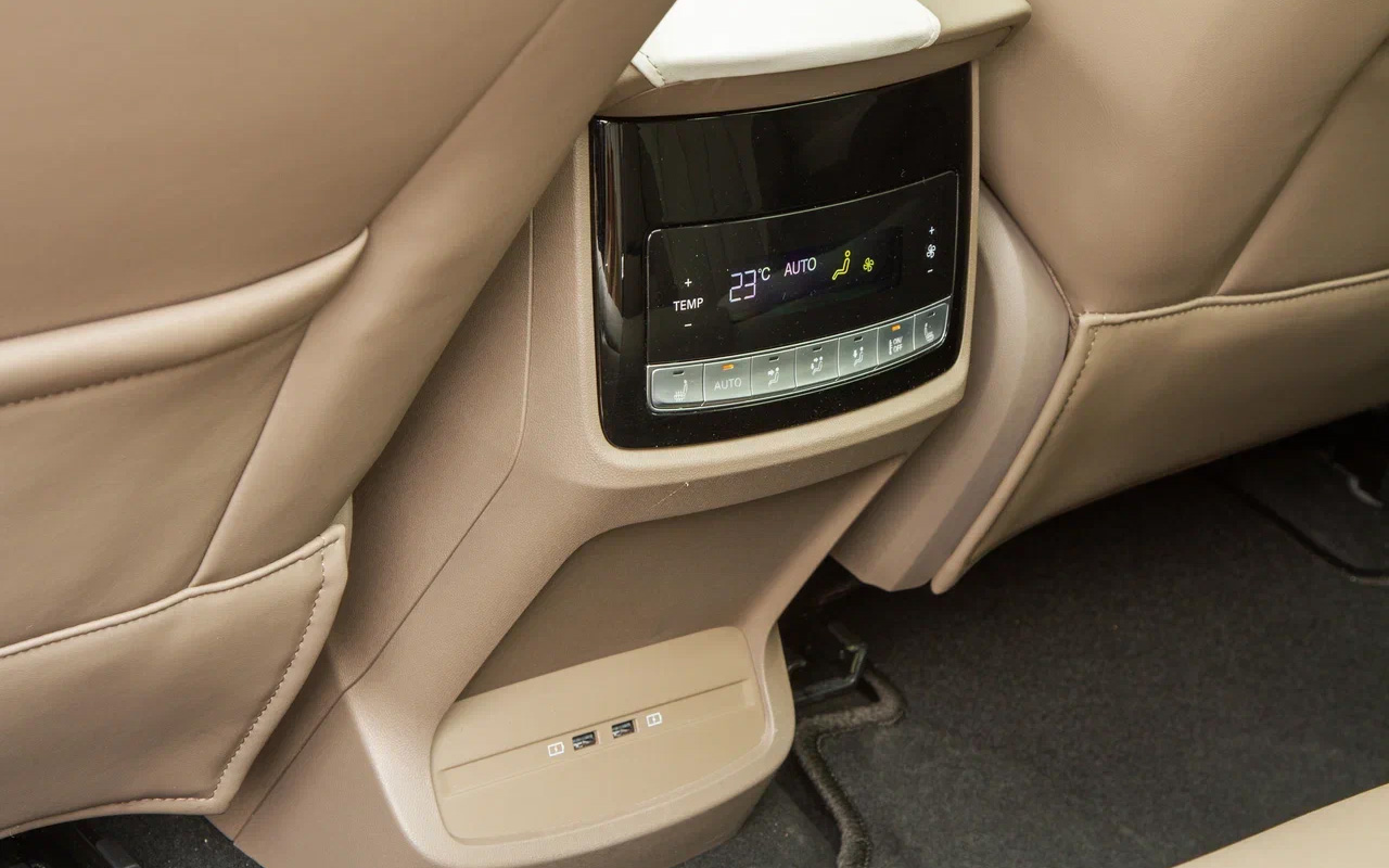 Климат-контроль 3-зонный, второму ряду &mdash; отдельный пульт