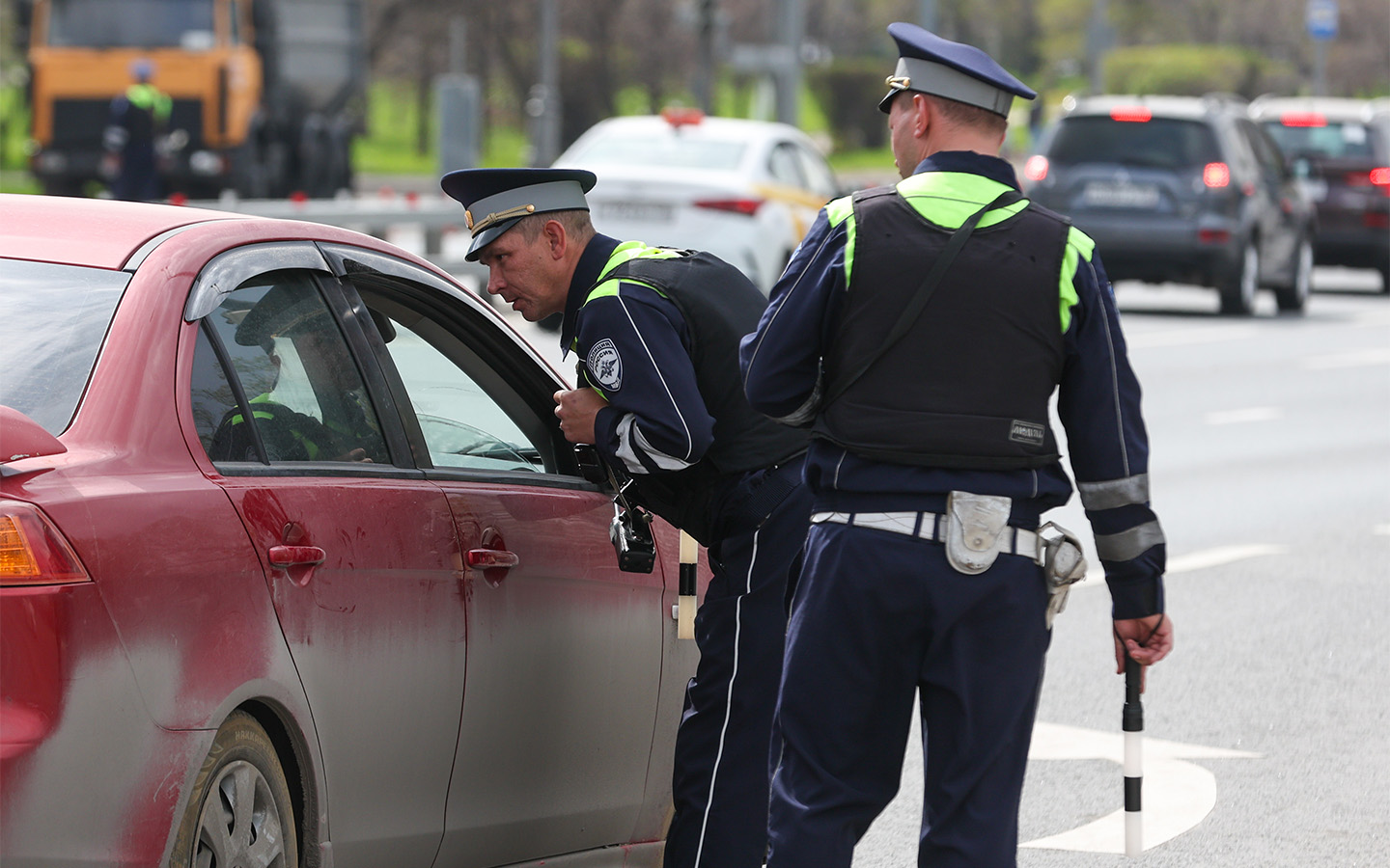 Инспектор ГАИ является сотрудником полиции, поэтому он имеет право осматривать вещи, включая телефон. Но для этого нужны веские основания