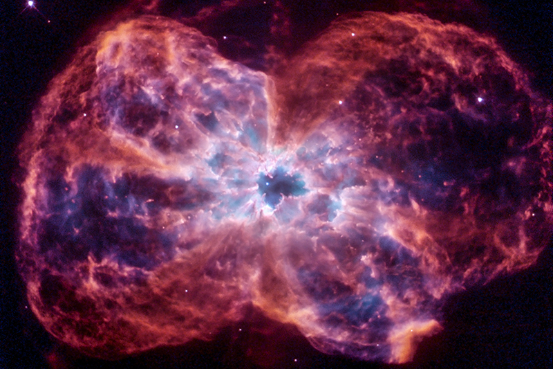 Жизнь звезды заканчивается выбросом внешних слоев газа, которые формировали кокон вокруг ядра звезды. От мертвой звезды исходит ультрафиолетовое излучение. На фото в центре изображен т.н. белый карлик&nbsp;(выгоревшая звезда)