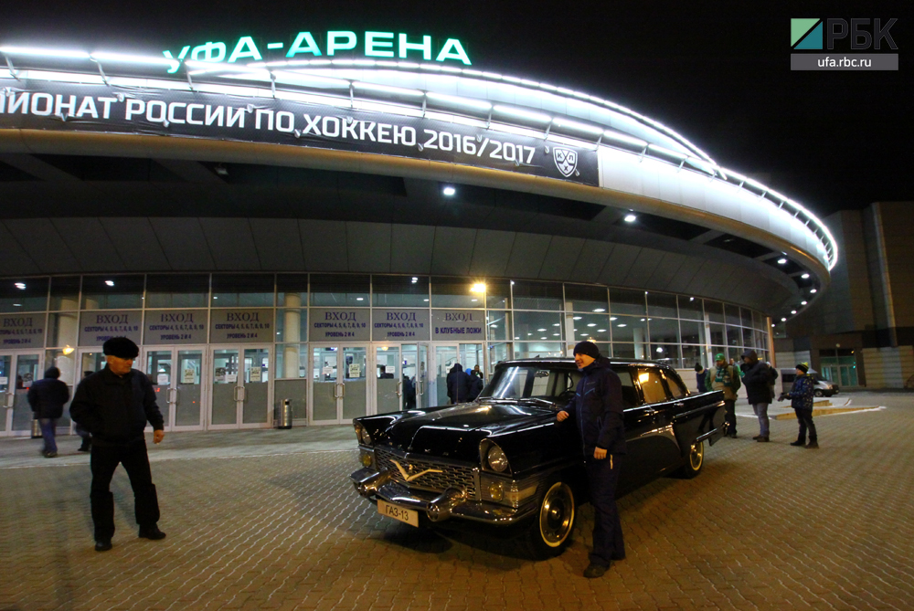 Выставка ретро-автомобилей перед Уфа-арена