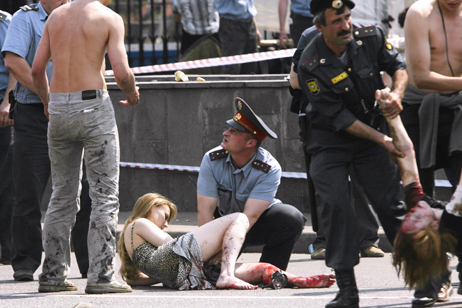 5 июля 2003 года, Россия, музыкальный фестиваль &laquo;Крылья&raquo; в Москве

5 июля 2003 года на рок-фестивале &laquo;Крылья&raquo;, который&nbsp;проходил на&nbsp;аэродроме в&nbsp;Тушино в&nbsp;Москве, две смертницы привели в&nbsp;действие взрывные устройства. &nbsp;Погибли 16 человек, включая&nbsp;двух террористок, 57 человек были ранены.

