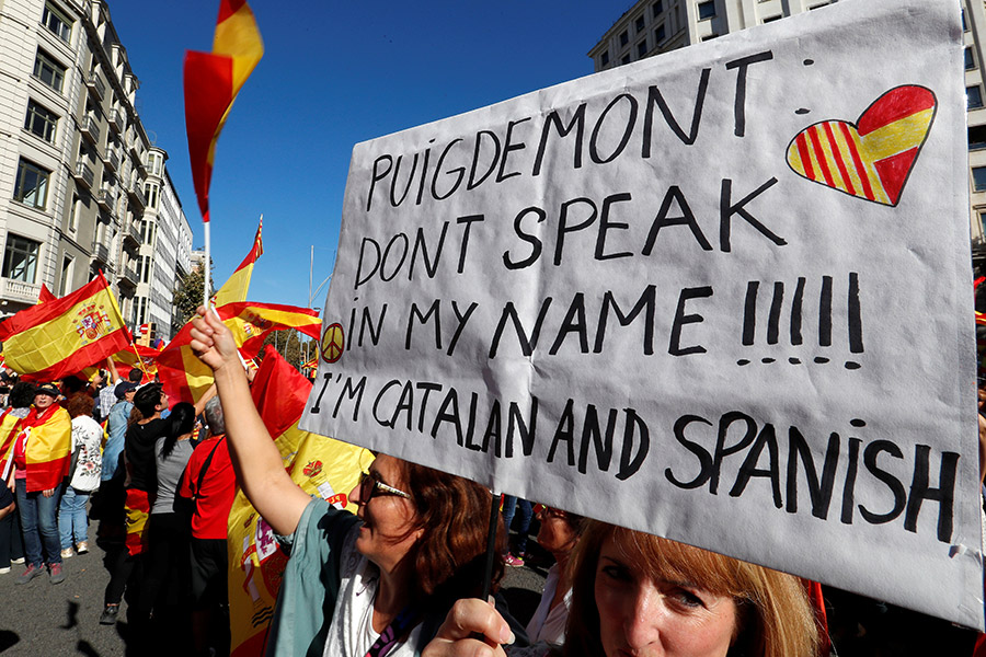 На плакате написано: &laquo;Пучдемон не может говорить от моего имени. Я каталонец и испанец&raquo;