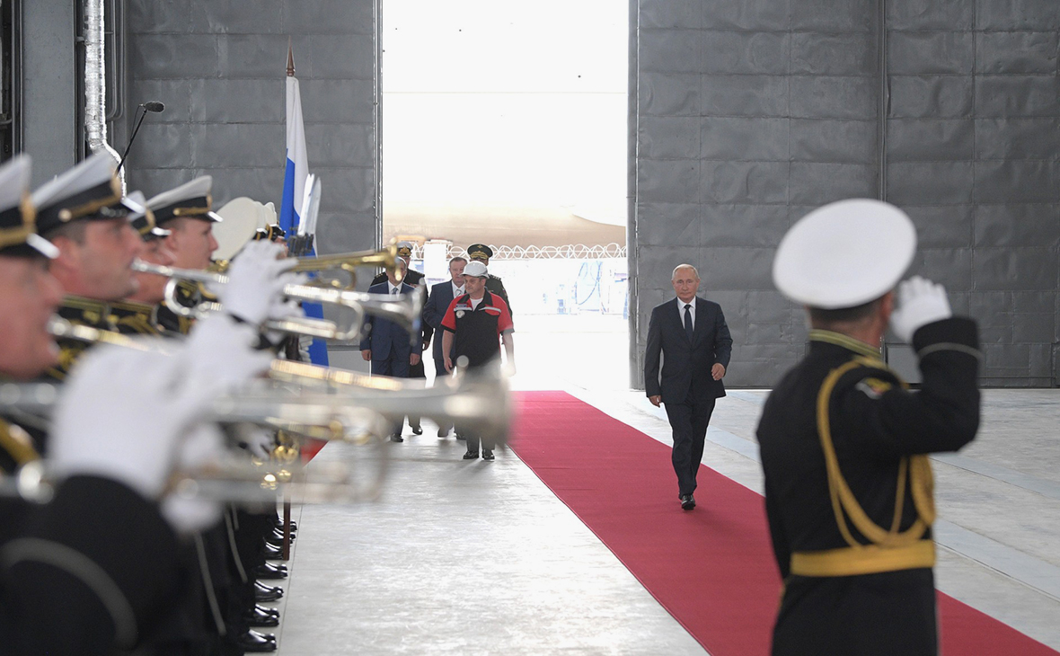 Владимир Путин перед началом церемонии закладки боевых кораблей Военно-морского флота