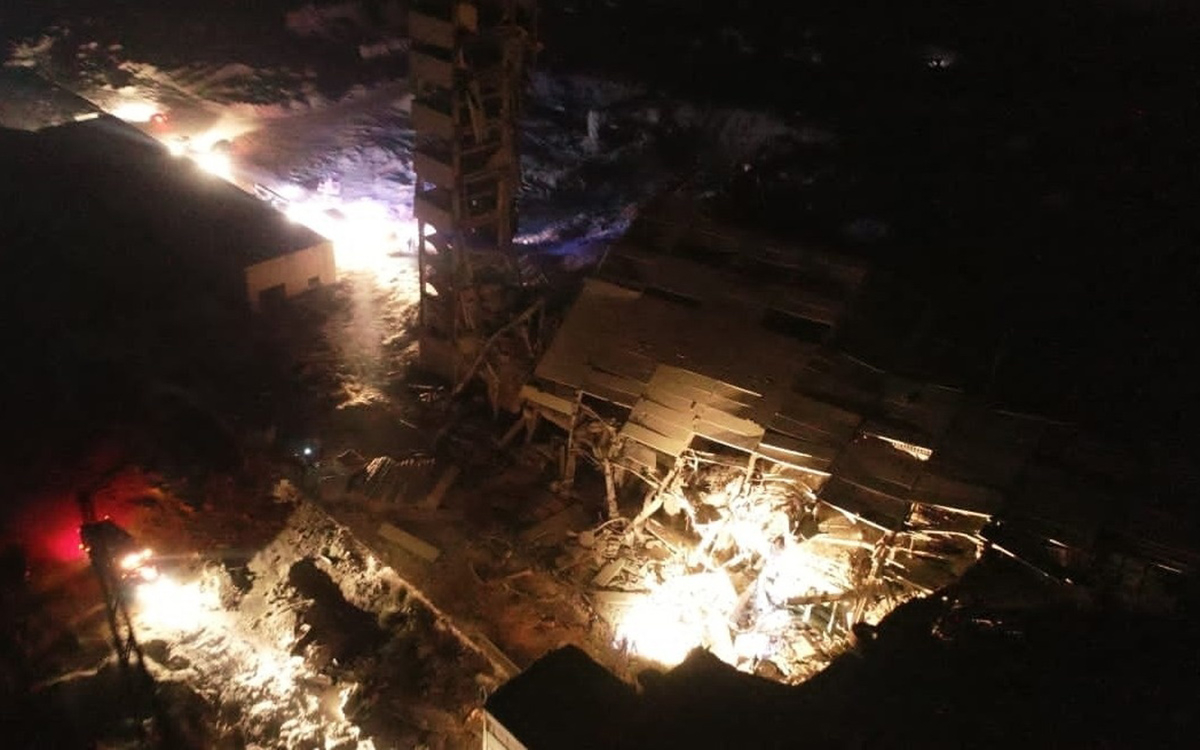 СК назвал подрезанные колонны причиной обрушения здания в Туве