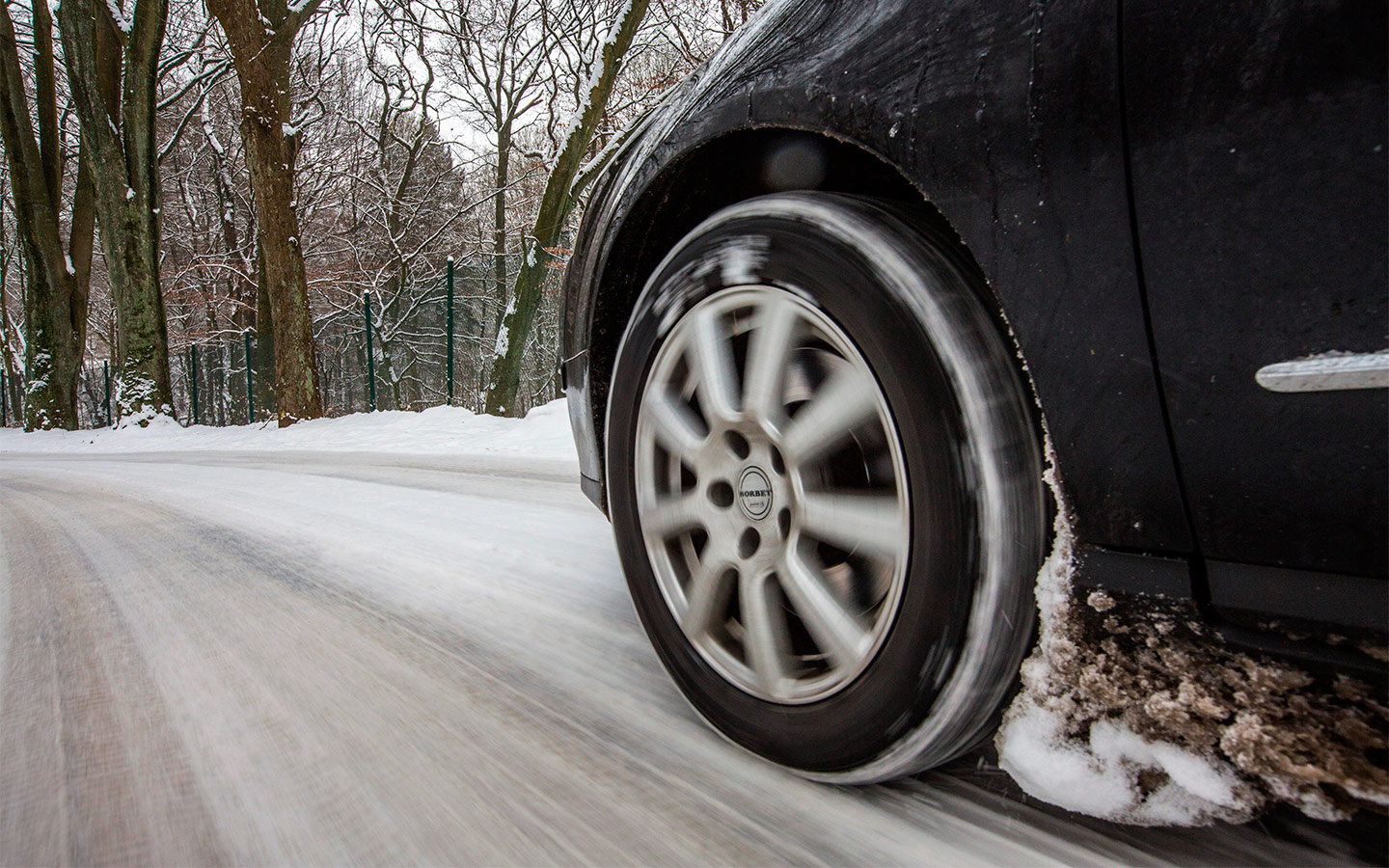 Система ABS не допускает блокировки колес при экстренном и интенсивном торможении и позволяет автомобилю оставаться управляемым.