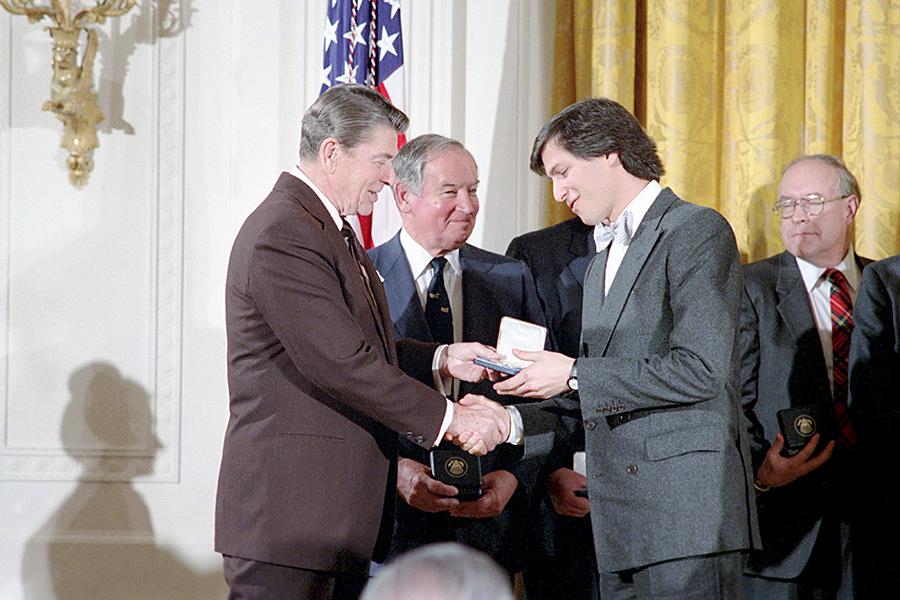 Рональд&nbsp;Рейган награждает Стива Джобса, 1985 год