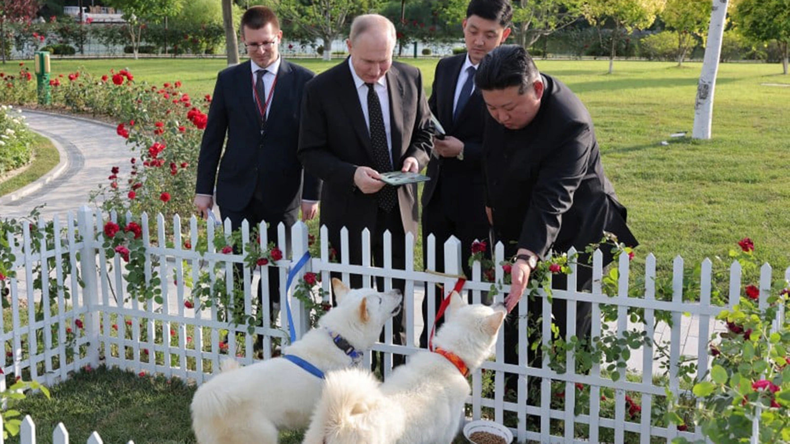 <p>Президент России Владимир Путин и лидер КНДР Ким Чен Ын&nbsp;с собаками пхунсан</p>